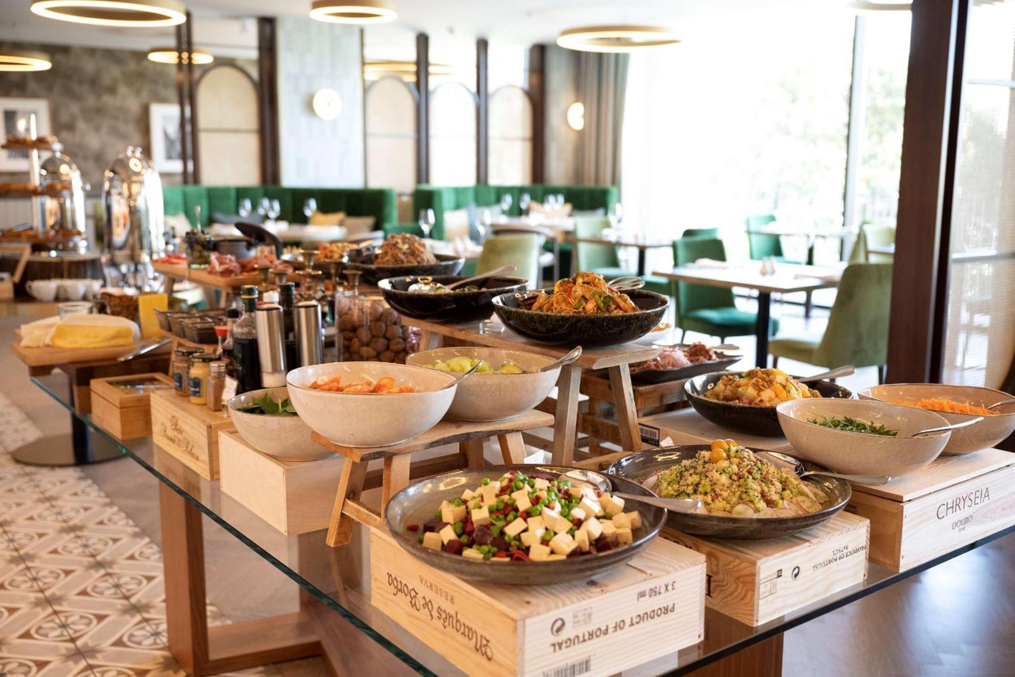 Boeira Garden Hotel Porto Gaia, Curio Collection By Hilton Vila Nova de Gaia Exterior foto Buffet at the restaurant