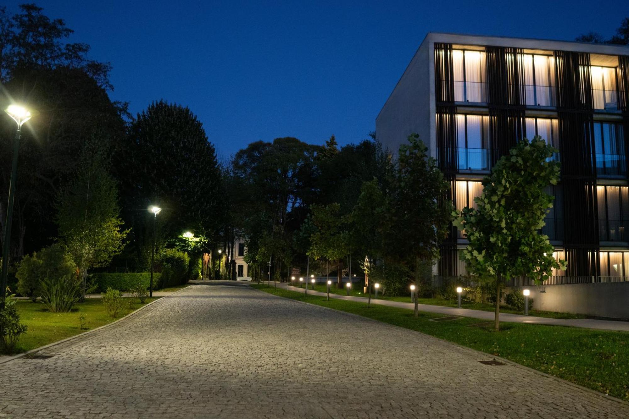 Boeira Garden Hotel Porto Gaia, Curio Collection By Hilton Vila Nova de Gaia Exterior foto The campus at night