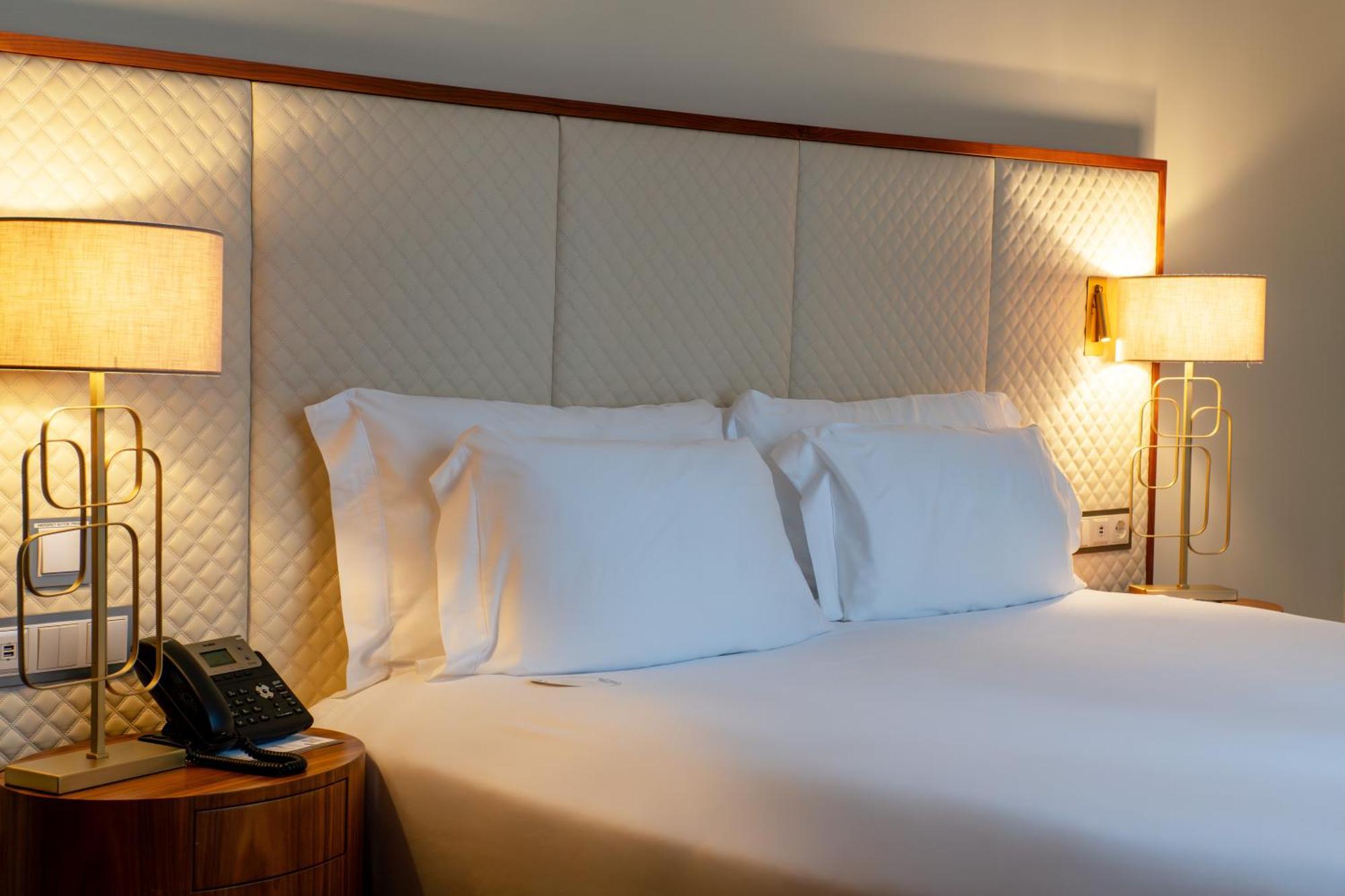 Boeira Garden Hotel Porto Gaia, Curio Collection By Hilton Vila Nova de Gaia Exterior foto A bed with a headboard