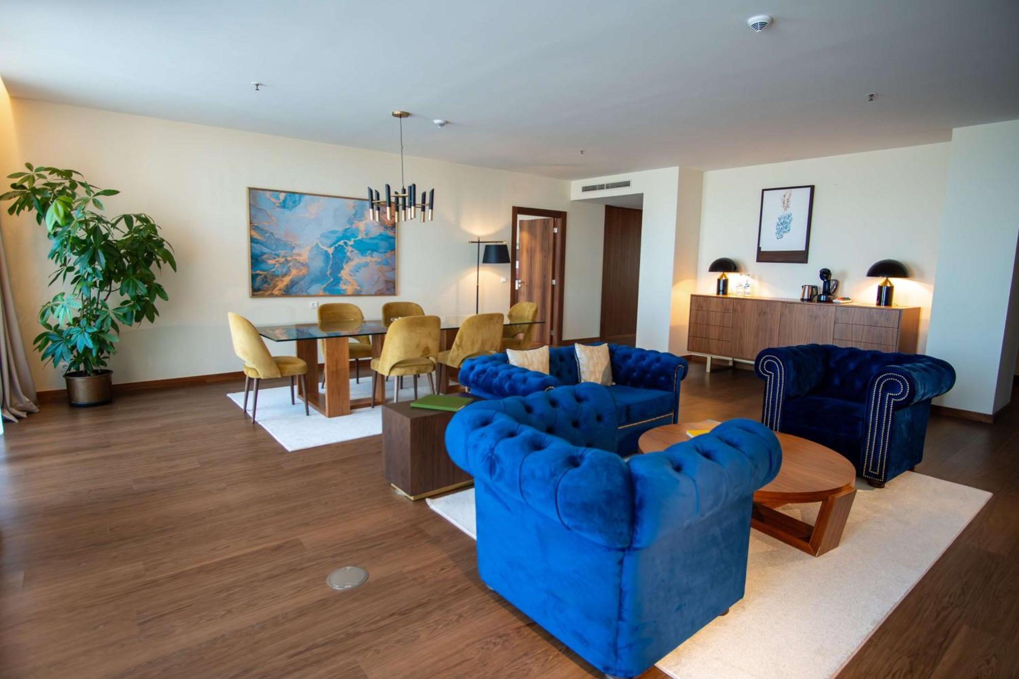 Boeira Garden Hotel Porto Gaia, Curio Collection By Hilton Vila Nova de Gaia Exterior foto A living room in a suite at the hotel