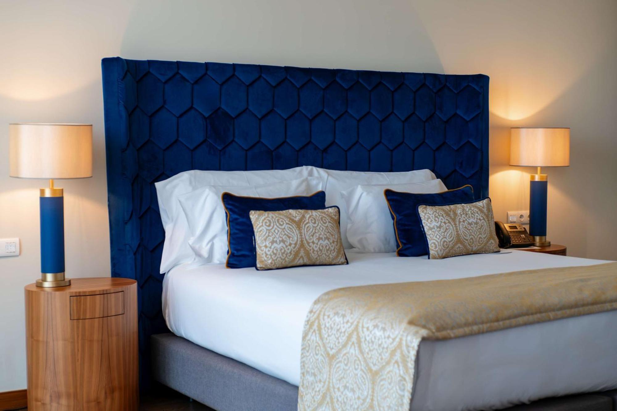 Boeira Garden Hotel Porto Gaia, Curio Collection By Hilton Vila Nova de Gaia Exterior foto A bed with a blue headboard