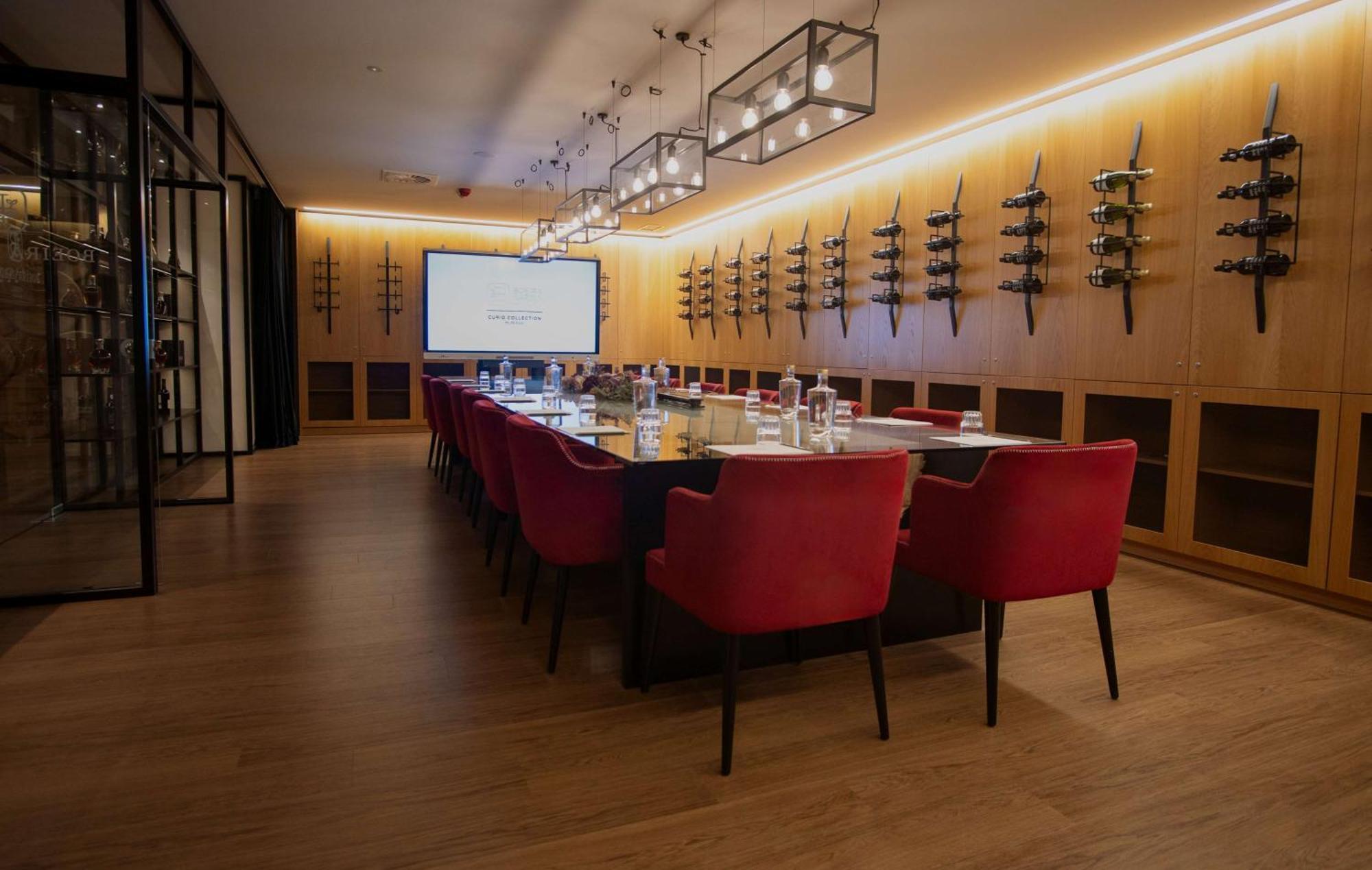Boeira Garden Hotel Porto Gaia, Curio Collection By Hilton Vila Nova de Gaia Exterior foto The boardroom at the London Business School